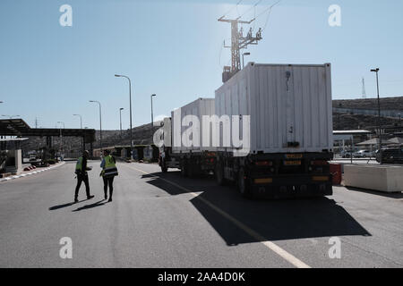 Tarqumiyah Crossing, Israël. 19 novembre, 2019. Un camion est inspecté lorsqu'il circule de l'Israël dans l'Autorité palestinienne pour ramasser la production destinée à l'Israël. Du Ministère israélien de la Défense Coordonnateur des activités du gouvernement dans les territoires lance "porte à porte", un programme pour le transport des marchandises à partir de l'Autorité palestinienne à Israël tout en contournant les mesures de sécurité lourdes. Des camions israéliens livrer des marchandises provenant de six usines palestiniennes à Gaza et Israël destinations, via Israël, sans passer par Tarqumiyah Délais de contrôle. Credit : Alon Nir/Alamy Live News Banque D'Images