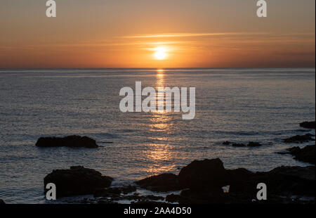 Cala Bona Majorque un beau lever de soleil sur la Méditerranée avec les rayons du soleil qui se reflète sur la mer. Banque D'Images