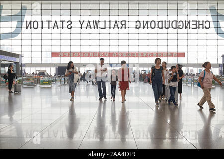 Chengdu, Chine - Octobre 01, 2017 : Les passagers à l'intérieur de la Shanghai railway station moderne. Banque D'Images