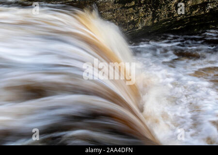 À la rivière Ribble Stainforth vigueur dans les inondations, près de l'eau. North Yorkshire, UK. Banque D'Images