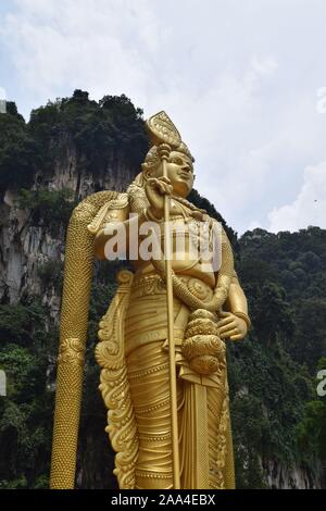 Or la statue de seigneur Murguan dans les grottes de Batu, un sanctuaire hindou à Selangor, Malaisie Banque D'Images