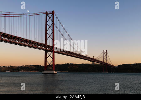 Vue sur le pont 25 de Abril (Ponte 25 de Abril) sur le fleuve Tage, dans la ville de Lisbonne, Portugal ; le concept de voyage au Portugal Banque D'Images