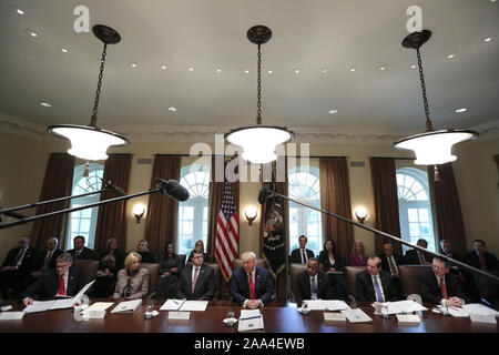 Washington, United States. 19 Nov, 2019. Le président Donald Trump parle lors d'une réunion du Cabinet dans la salle du Cabinet de la Maison Blanche le Mardi, Novembre 19, 2019 à Washington, DC. Photo par Oliver Contreras/UPI UPI : Crédit/Alamy Live News Banque D'Images