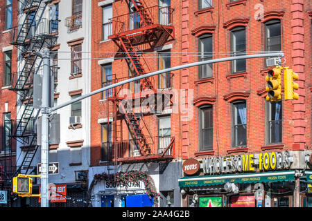 Immeuble ancien avec metal fire escalier de secours des échelles, East Village, Manhattan, New York, USA Banque D'Images