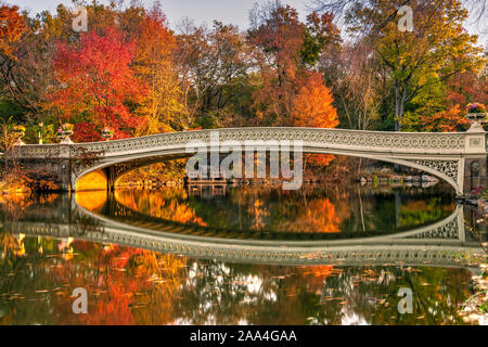 Feuillage d'automne, Bow Bridge, Central Park, Manhattan, New York, USA Banque D'Images