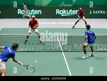 Madrid, Espagne. 19 Nov, 2019. Tennis, Coupe Davis : les hommes - phase Groupe, Groupe A, France - Japon, doubles : Nicolas Mahut (l) à partir de la France en action à côté de Pierre-Hugues Herbert contre Ben McLachlan (2e à partir de l) et Yasutaka Uchiyama du Japon. Credit : Cezaro De Luca/dpa/Alamy Live News Banque D'Images