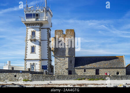 Sémaphore, la vieille tour Vieille Tour et la chapelle Saint-Pierre à la pointe de Penmarc'h / Penmarch, Finistère, Bretagne, France Banque D'Images