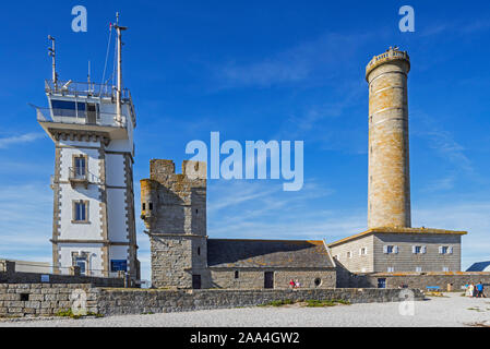 Sémaphore, vieille tour Vieille Tour, chapelle Saint-Pierre et le Phare Phare de Penmarc'h à la pointe de Penmarch, Finistère, Bretagne, France Banque D'Images