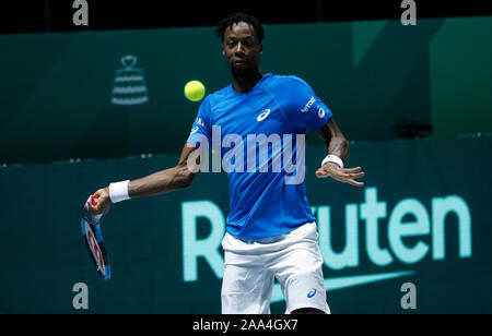 Gaël Monfils de France en action pendant la match de simple contre Yoshihito Nishioka du Japon au jour 2 de la Coupe Davis 2019 à la Caja Magica. Banque D'Images