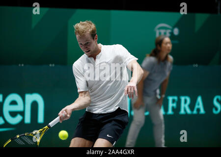 Botic Van de Zandschulp des Pays-Bas en action pendant la match contre Mikhail Kukushkin du Kazakhstan sur le jour 2 de la Coupe Davis 2019 à la Caja Magica. Mikhail Kukushkin remporte 2-0 Banque D'Images