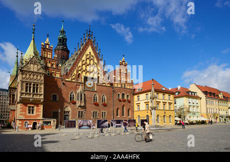 L'Ancien hôtel de ville gothique (Ratusz) à la place du marché (Rynek). Cette place du marché médiéval est l'un des plus grands en Europe. Wroclaw, Pologne Banque D'Images