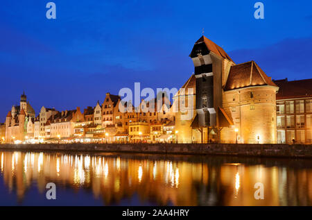 La grue médiévale (Zuraw) à la vieille ville et la rivière Motlawa à Gdansk. Pologne Banque D'Images