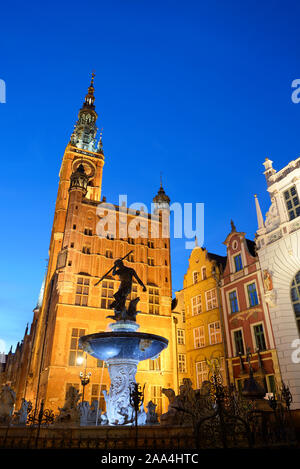 Fontaine de Neptune et de la 14e siècle Town Hall à Gdansk, Pologne Banque D'Images