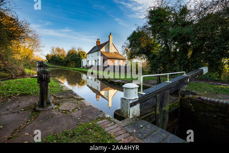 Un chalet sur le canal de fuite, Angleterre Tardebigge Banque D'Images