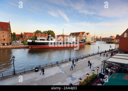 La rivière Motlawa à Gdansk et le centre historique. Pologne Banque D'Images