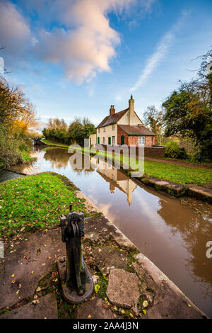 Un chalet au bord du canal de Tardebigge Lock Flight sur le canal de Birmingham à Worcester, Angleterre Banque D'Images