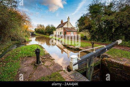 Un chalet au bord du canal de Tardebigge Lock Flight sur le canal de Birmingham à Worcester, Angleterre Banque D'Images