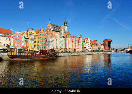 La grue médiévale (Zuraw) à la vieille ville et la rivière Motlawa à Gdansk. Pologne Banque D'Images