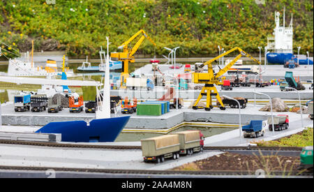Cargos, grue et camions en miniature, port Banque D'Images