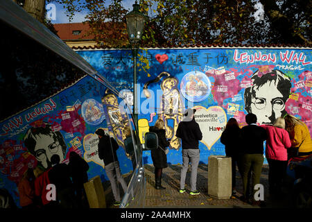 Prague, République tchèque. 16 Nov, 2019. Mur de Lennon de Prague à partir de 30 artistes peint de cinq pays. Dernier week-end marque le 30e anniversaire de la Révolution de Velours. Le mur de Lennon représentait non seulement un hommage à John Lennon et ses idées pour la paix, mais aussi un monument à la liberté de parole et la rébellion non violente de la jeunesse tchèque contre le régime. C'était une petite guerre du peuple tchèque contre la police communiste qui nettoyait le mur. Le 17 novembre 2014, le 25e anniversaire de la Révolution de Velours, le mur a été peint en blanc pur par un groupe d'étudiants en art, ne laissant qu'e Banque D'Images