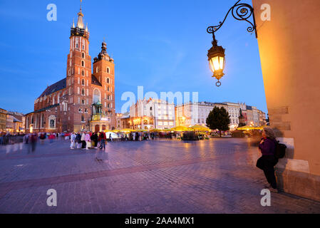 La basilique Sainte-Marie à la place du marché (Rynek) de la vieille ville de Cracovie. C'est un site du patrimoine mondial de l'UNESCO. Cracovie, Pologne Banque D'Images