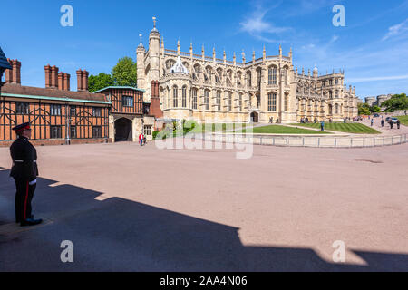 Garde côtière canadienne dans le bas quartier, la Chapelle St George, le château de Windsor, de style gothique, Windsor, Berkshire, England, UK Banque D'Images