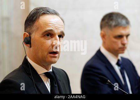 Le Ministre des affaires étrangères de l'Allemagne, Heiko Maas (L) et le ministre des Affaires étrangères ukrainien, Vadym Prystaiko (R) au cours d'une conférence de presse après leur rencontre. Heiko Maas pour discuter de la visite en Ukraine Norman-format d'interaction entre l'Ukraine et l'Allemagne, l'Ukrainian-German la coopération bilatérale et les questions de sécurité énergétique en Europe. Banque D'Images