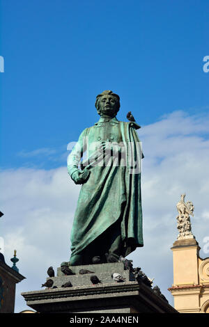 La statue d'Adam Mickiewicz, le plus grand poète romantique polonais du 19e siècle, est l'un des plus connus des statues en bronze en Pologne. Cracovie Banque D'Images