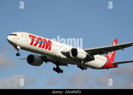 Boeing 777-300ER TAM PT-MUF l'atterrissage à l'aéroport Heathrow de Londres, UK Banque D'Images