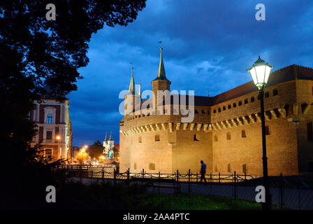 Le barbican de style gothique de Cracovie, datant de 1498, est l'un des rares à survivre en Europe. Site du patrimoine mondial de l'UNESCO, Cracovie, Pologne Banque D'Images