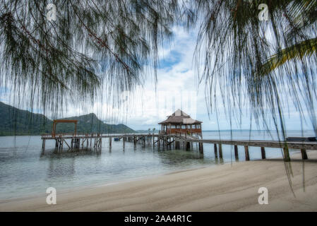Jetée en bois sur Ora Beach, Seram, Moluques, Indonésie Banque D'Images