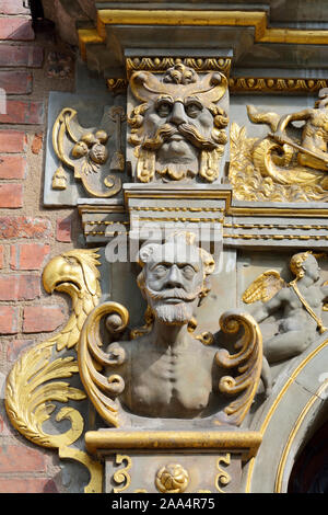 Détail d'une maison historique dans la longue Dlugi Targ, Market Street, dans la vieille ville de Gdansk. Pologne Banque D'Images