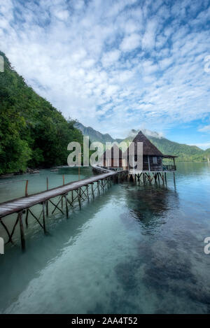 Les bâtiments en bois sur Ora Beach, Seram, Moluques, Indonésie Banque D'Images