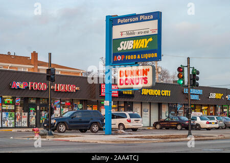 Galerie marchande sur Peterson avenue dans le quartier West Ridge Banque D'Images