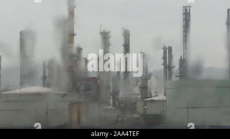 Les pluies acides, les émissions atmosphériques d'une raffinerie de pétrole. La pollution et la fumée viennent de cheminées. Le smog et la fumée qui sortait des cheminées. La pluie acide, de troubles de l'air. Banque D'Images