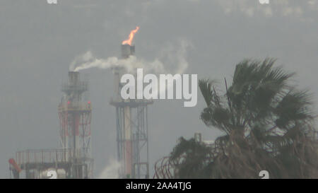 Les pluies acides, les émissions atmosphériques d'une raffinerie de pétrole. La pollution et la fumée viennent de cheminées. Le smog et la fumée qui sortait des cheminées. La pluie acide, de troubles de l'air. Banque D'Images