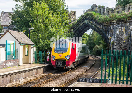 Train diesel se tenant à la gare de Conwy dans le nord du Pays de Galles, en rouge, jaune et argent Banque D'Images