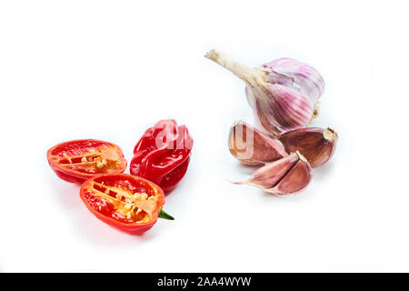 Le habanero peppers, frais isolé sur blanc. Cuisine mexicaine. Le Habanero de salsa. Hot Peppers Banque D'Images