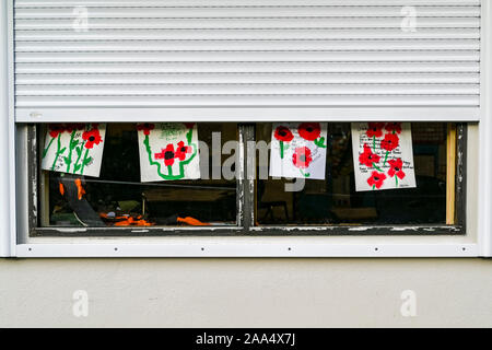 Coquelicot du jour peintures réalisées par les enfants de l'école dans la classe Window Banque D'Images