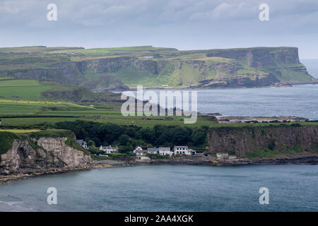 Whitepark Bay surplombant Portbraddan de la Causeway Road, dans le comté d'Antrim, en Irlande du Nord Banque D'Images