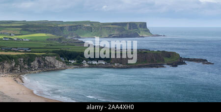 Whitepark Bay surplombant Portbraddan de la Causeway Road, dans le comté d'Antrim, en Irlande du Nord Banque D'Images