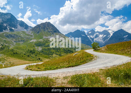 Vue panoramique à partir de la courbure de la route. La Meije et les glaciers de montagne dans le parc national des Écrins, passage alpin du col du Lautaret, Hautes Alpes, Alpes, Banque D'Images