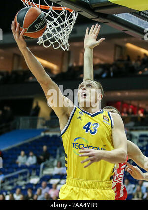 Berlin, Allemagne. 19 Nov, 2019. Basket-ball : l'Euroleague, Alba Berlin - l'étoile rouge de Belgrade, tour principal, 9e journée, Mercedes-Benz Arena. ALBA's Luc Sikma saute avec la balle au panier. Crédit : Andreas Gora/dpa/Alamy Live News Banque D'Images