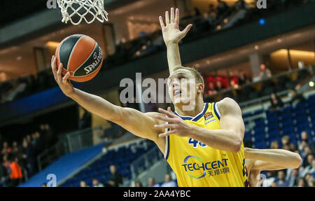 Berlin, Allemagne. 19 Nov, 2019. Basket-ball : l'Euroleague, Alba Berlin - l'étoile rouge de Belgrade, tour principal, 9e journée, Mercedes-Benz Arena. ALBA's Luc Sikma saute avec la balle au panier. Crédit : Andreas Gora/dpa/Alamy Live News Banque D'Images