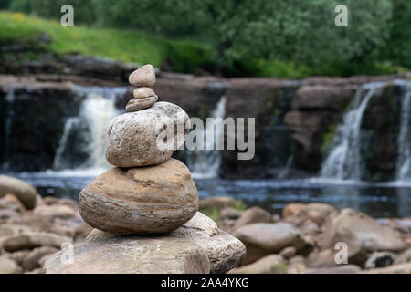 Empilage de pierres à Wainwath Falls dans le Yorkshire Dales National Park, Royaume-Uni. Banque D'Images