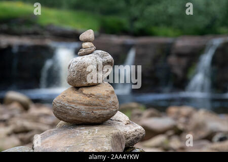 Empilage de pierres à Wainwath Falls dans le Yorkshire Dales National Park, Royaume-Uni. Banque D'Images