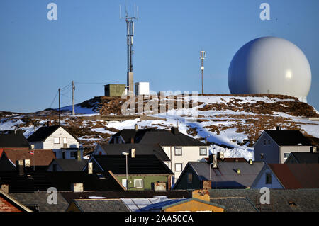 22 mars 2017 La Norvège Vardø : Globus II radar situé au-dessus de la ville de Vardø, partie de la défense de l'OTAN sur l'Europe / frontière russe Banque D'Images