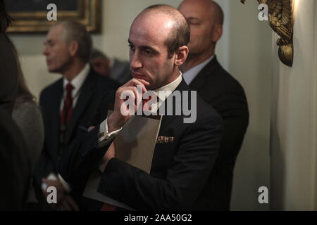 Washington, District de Columbia, Etats-Unis. 19 Nov, 2019. Conseiller principal pour les politiques Stephen Miller participe à une réunion du Cabinet avec le Président Donald Trump dans la salle du Cabinet de la Maison Blanche le 19 novembre 2019 à Washington, DC Credit : Oliver Contreras/CNP/ZUMA/Alamy Fil Live News Banque D'Images