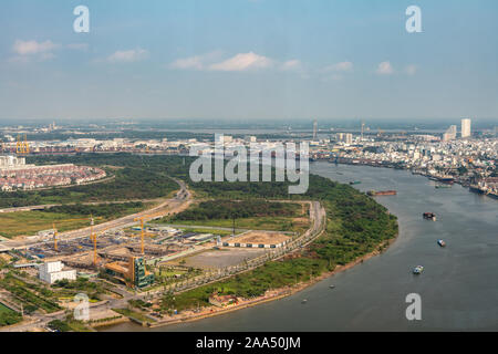 Ho Chi Minh Ville, Vietnam - 12 mars 2019 - Centre-ville. à la chanson en aval du fleuve Sai Gon en paysage urbain plus large du carter inférieur, la circulation fluviale et Banque D'Images