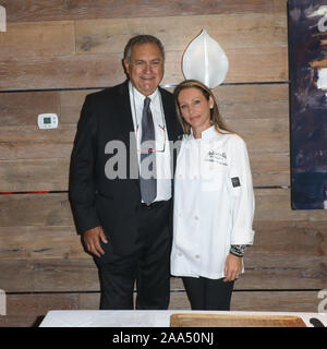 Santa Ana, Californie, USA. Le 16 novembre, 2019. Chefs Antonio & Fiorella Cagnolo à leur cuisine La cuisine Italienne & Fashion Night à Antonello Risorante à Santa Ana, Californie, le 16 novembre 2019. Credit : Sheri Determan Banque D'Images